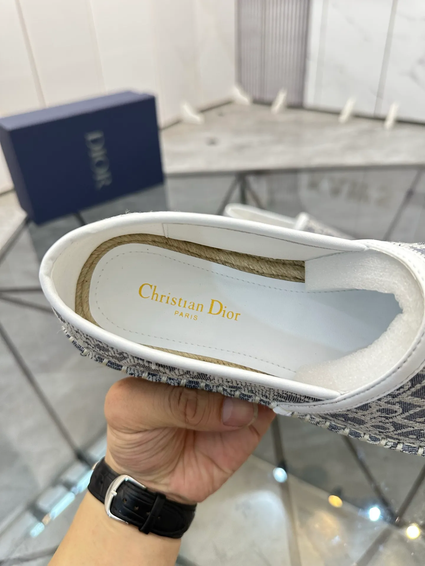 Men's shoes for sale 💰: 💰P400¥ Product trademark: Dior* "Dior*" low-top fisherman's shoes Regular size: 38-44 (can be customized to 37.45) Product materials: imported cowhide leather upper spliced ​​with original fabric, sheepskin lining, original outsole. Number: 1023